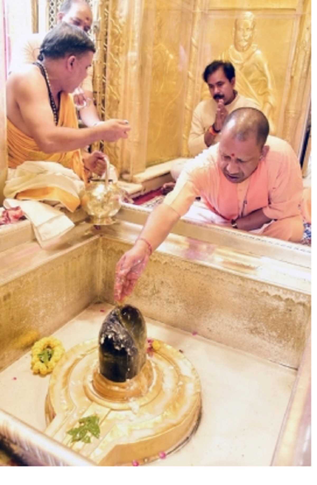 सीएम योगी ने श्री काशी विश्वनाथ धाम और कोतवाल कालभैरव मंदिर में की पूजा सीएम योगी ने श्री काशी विश्वनाथ धाम और कोतवाल कालभैरव मंदिर में की पूजा